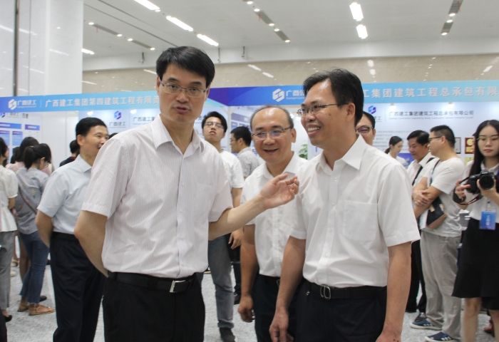 廣西建工集團(tuán)有限責(zé)任公司黨委書(shū)記、董事長(zhǎng)金寧運(yùn)到公司展位了解招聘情況.jpg