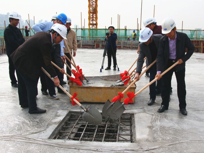 2各公司代表將最后一鏟混凝土澆筑。王瑩攝。.jpg