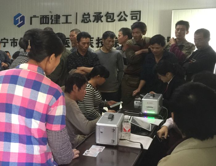 南寧市第一人民醫(yī)院項(xiàng)目辦理現(xiàn)場。黎子寧 攝.jpg