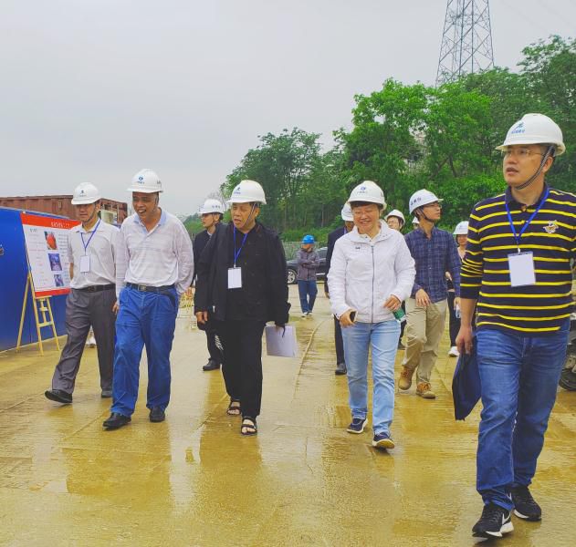 8公司領導與檢查組成員來到施工現(xiàn)場。楊弘樺攝_631x600.jpg