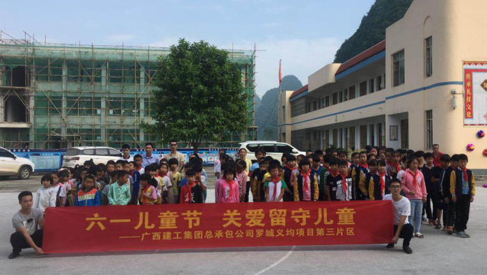 3與八聯(lián)小學的學生們合影留念。馬國敏 攝700.png
