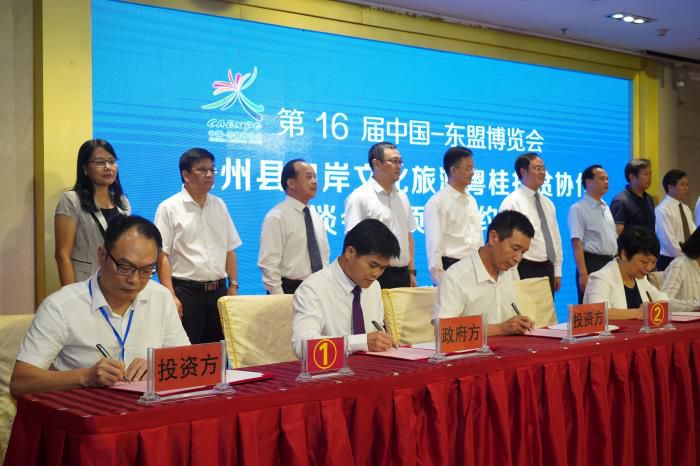 4簽約現(xiàn)場(chǎng)。鄧燦濱 攝700.JPG