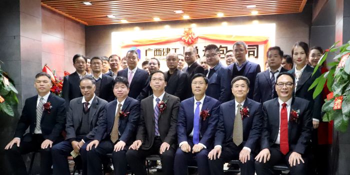 公司在家領導與各單位代表合影留念。王威海 攝.jpg