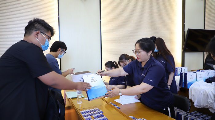 為新員工發(fā)放胸片、衣服等。李立云 攝.JPG