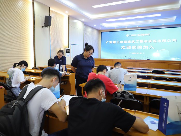 新員工簽署勞動(dòng)合同。李立云 攝.JPG