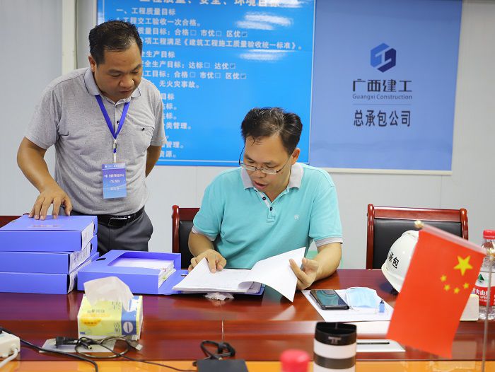 陳祖訓檢查項目安全資料。 李立云 攝.JPG