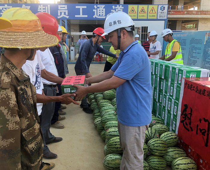 發(fā)放清涼物資。盧瑞陽(yáng) 攝.JPG