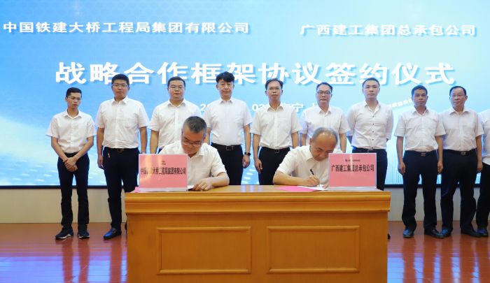 3雙方簽約。李立云攝.jpg