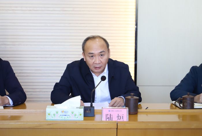 陸烜傳達(dá)集團(tuán)會(huì)議精神。鄭詩(shī)寶 攝.jpg