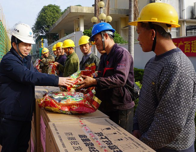 （修圖）為一線工人發(fā)放慰問品。謝微旋 攝_副本.jpg