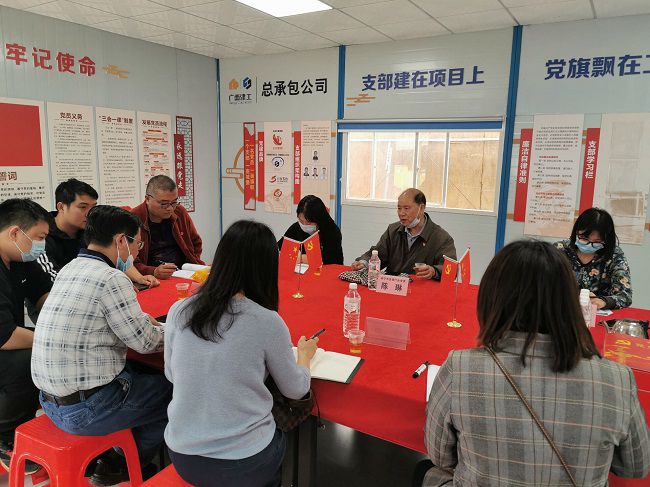 陳琳指導(dǎo)項(xiàng)目“紅色工地”創(chuàng)建工作。王瑾貞 攝（修圖）.jpg