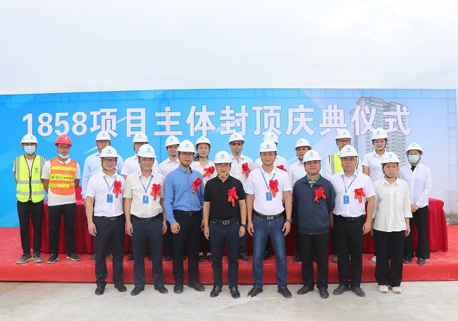 鄧少新與在場(chǎng)職工合影留念。周煜川 攝（修圖）.jpg