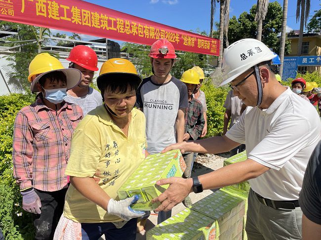 （修圖）陸烜為工人發(fā)放清涼慰問(wèn)品。容芝雅 攝.jpg