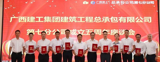 鄧少新與獲獎(jiǎng)職工合影。周煜川 攝（修圖）.jpg